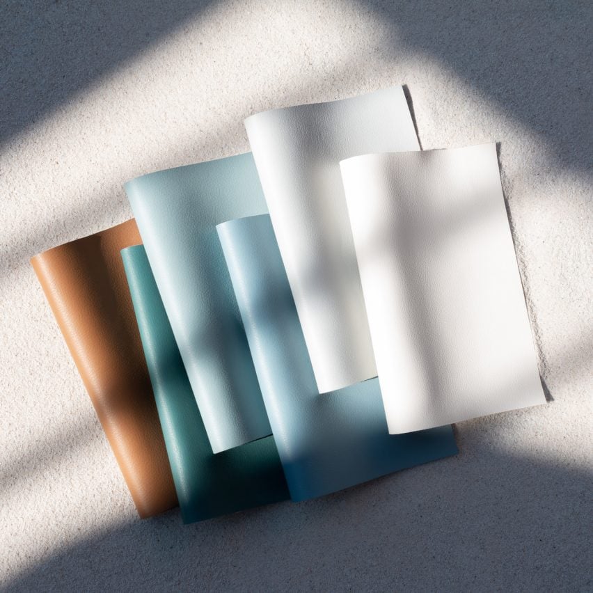 Lembaran kain Pesisir Ultrafabrics dalam warna cokelat berpasir, teal, biru muda, dan putih