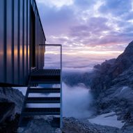 Veduta del lato della cabina con vista sulle Dolomiti
