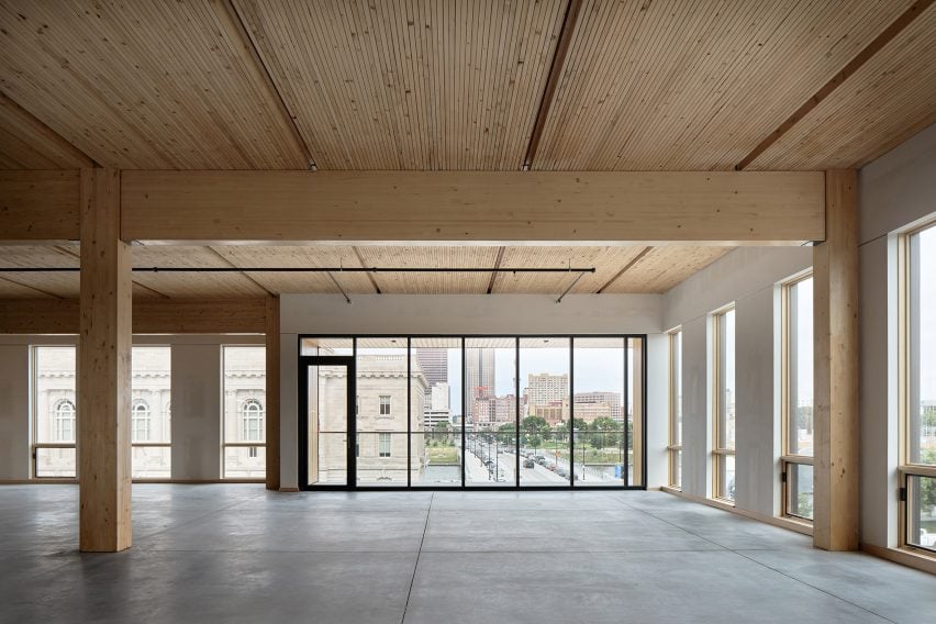 Kolom kayu berlaminasi dowel di 111 East Grand . Neumann Monson Architects