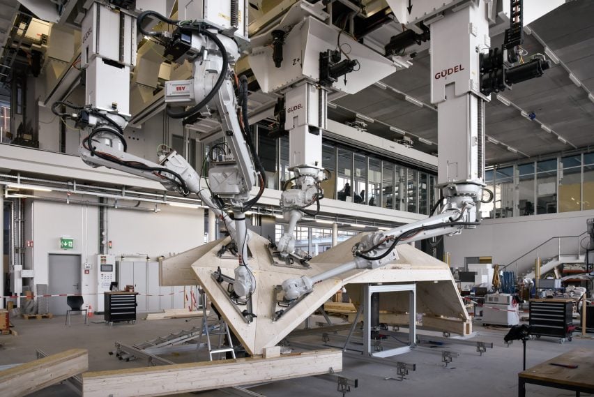 Robot di lab fabrikasi ETH Zurich menyatukan panel kayu untuk membuat struktur geometris yang kompleks