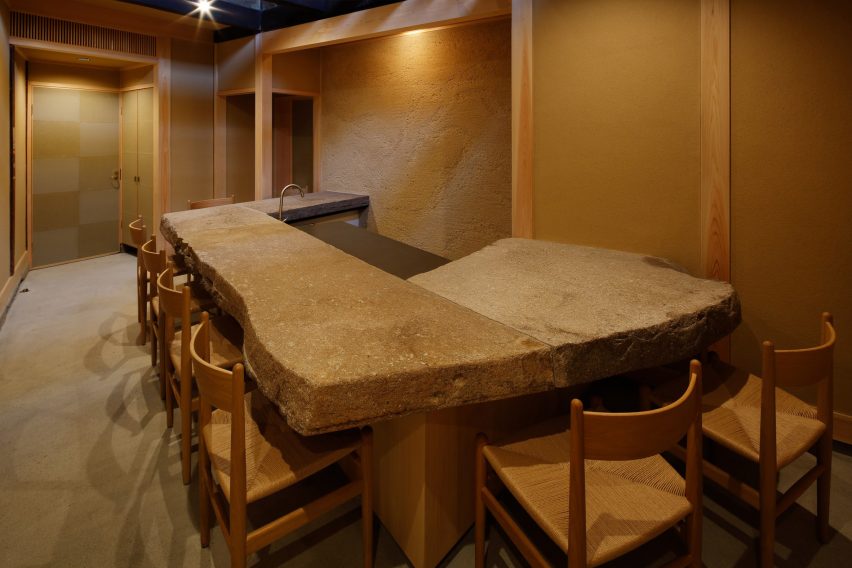 Tampilan interior restoran di restoran dan wisma Hishiya