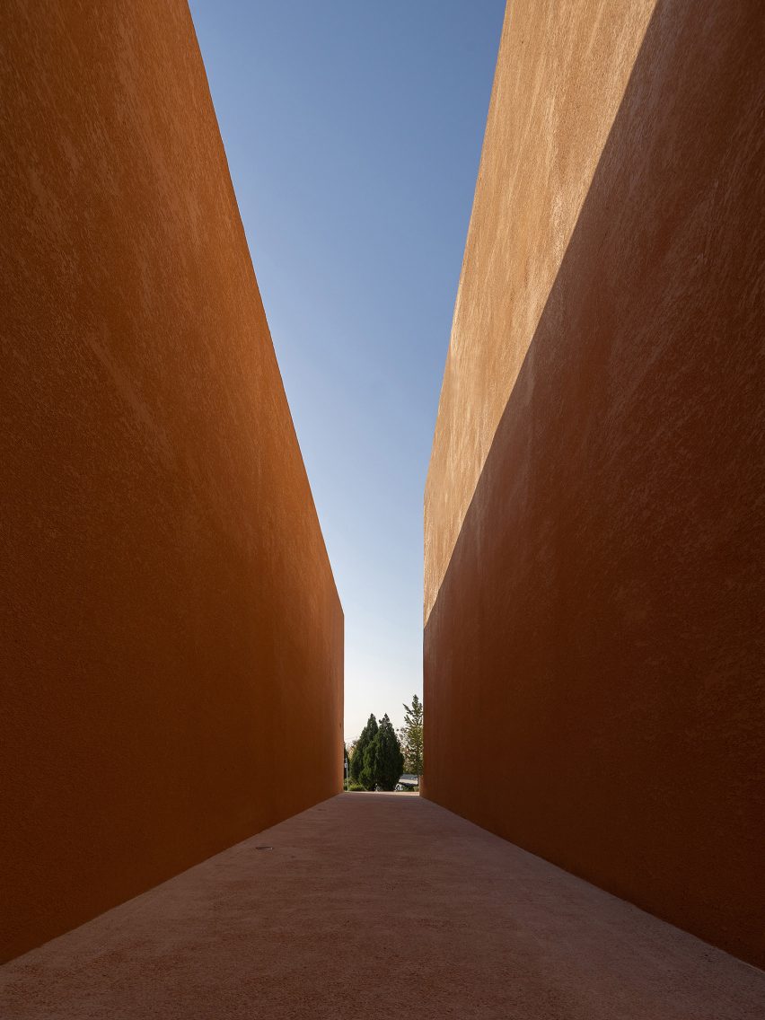 Windowless walls with earth-coloured render 