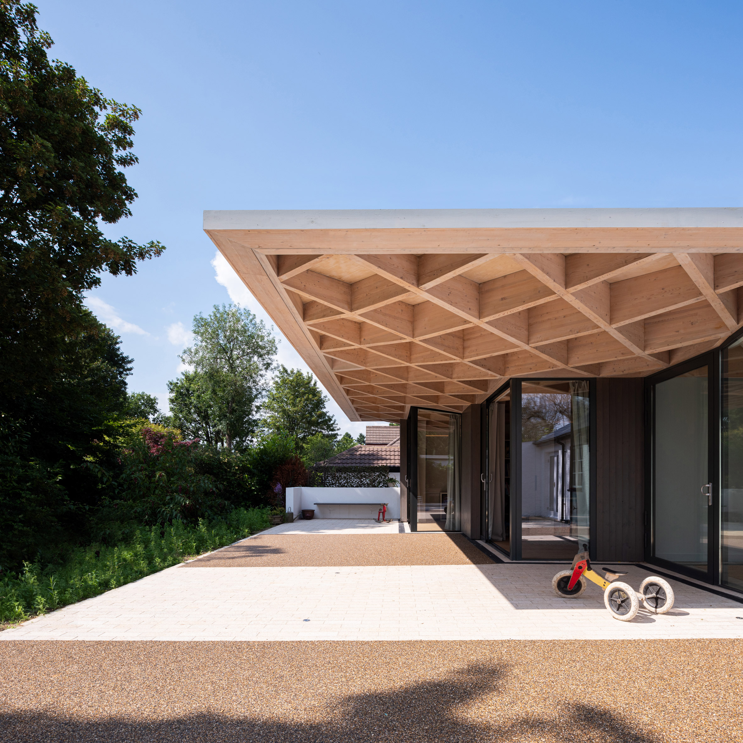 Roof overhang at House for Theo and Oskar by Tigg + Coll