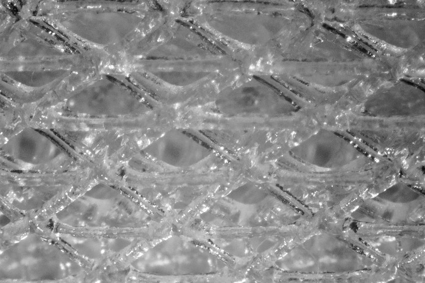 Kepala InstaSwab di bawah mikroskop menunjukkan pola serat yang padat