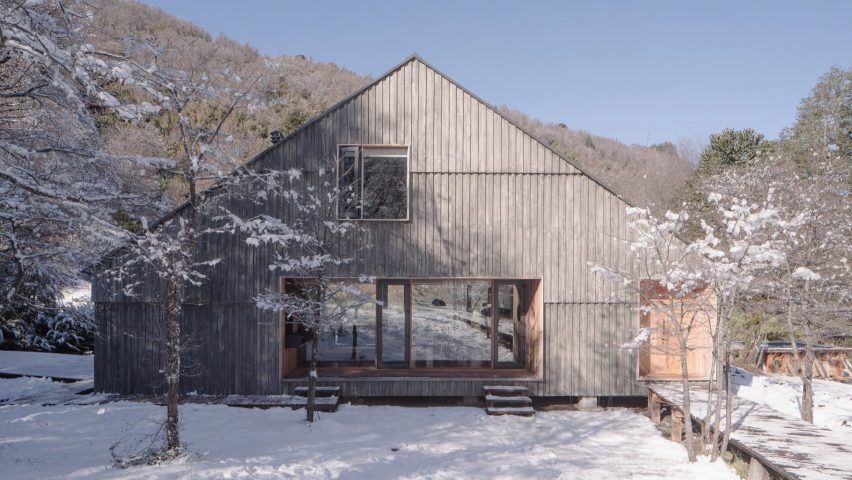 Iragüen Viñuela Arquitectos completes Chilean ski cabin atop reused foundations
