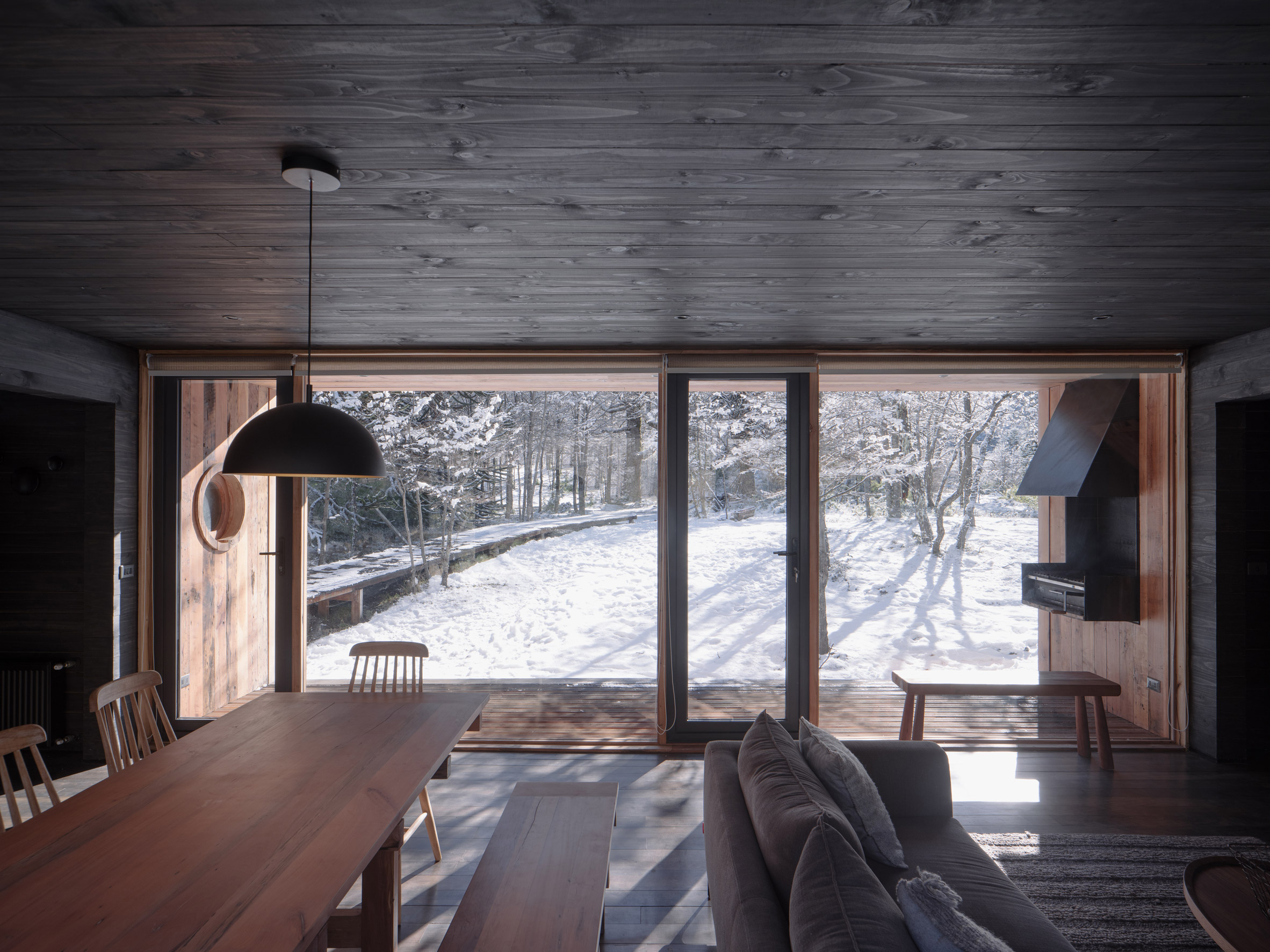 Living room of Iragüen Viñuela Arquitectos ski cabin