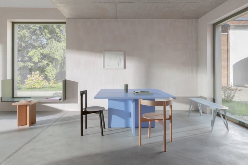 David和Julian Löhr为Loehr设计的木制爵士餐椅，环绕着一张方形的蓝色桌子