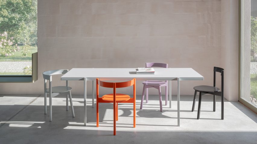 由David和Julian Löhr为Loehr设计的彩色爵士餐椅围绕在一张白色的桌子周围
