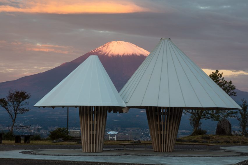 Struktur Taman Bukit Sumpah digambarkan dengan pemandangan ke arah Gunung Fuji