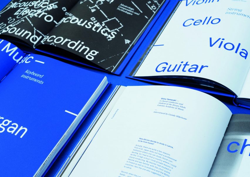 Close-up van pagina's over muziekpublicatie door NORD ID Riga met de namen van verschillende instrumenten in blauw lettertype