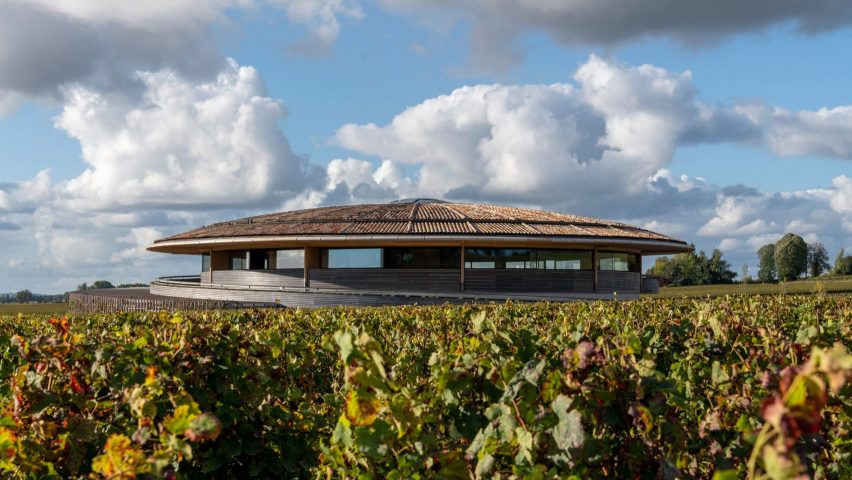 Foster + Partners terletak di kilang anggur Le Dôme di kebun anggur Prancis