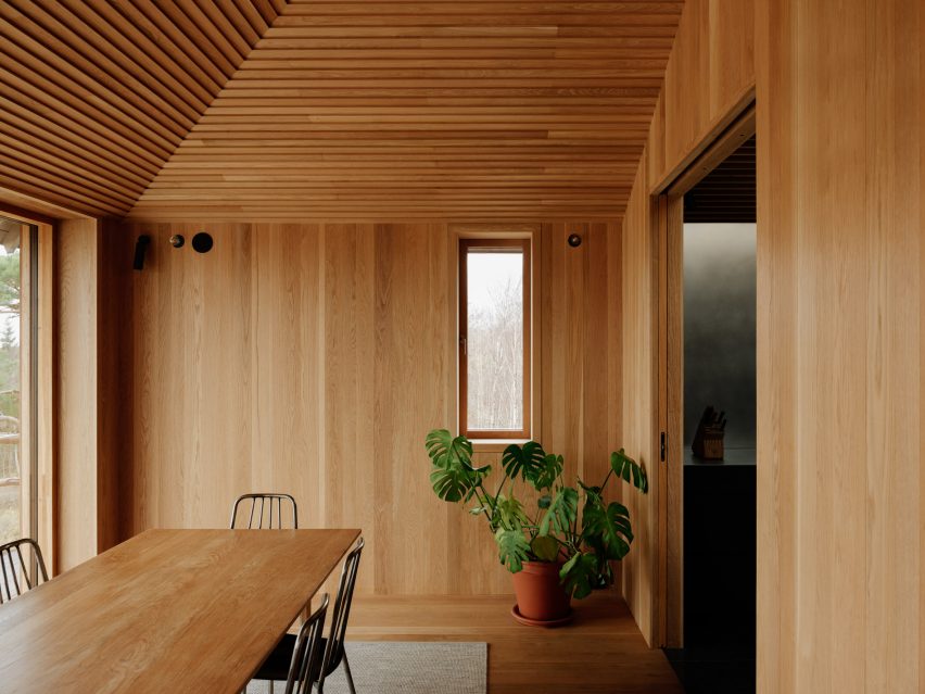 Ruang makan kayu