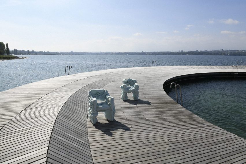 弗洛拉·莫蒂尼（Flora Mottini）在海滨的两张皇冠宝石椅