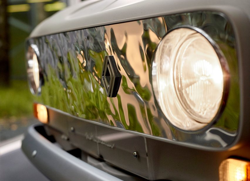 Mobil dengan aluminium terpahat bergelombang dan lampu depan bundar