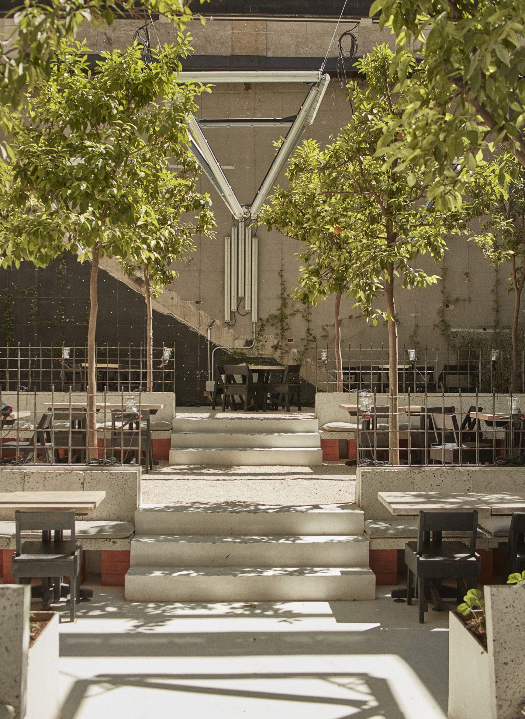 Internal courtyard of Mo de Movimiento with tables, benches and trees