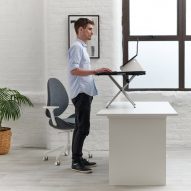 蒙托坐立式立管可以选择站着或坐在任何桌子前工作
