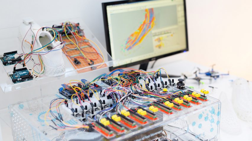 Pengaturan komputer desktop dengan kabel warna-warni ditampilkan