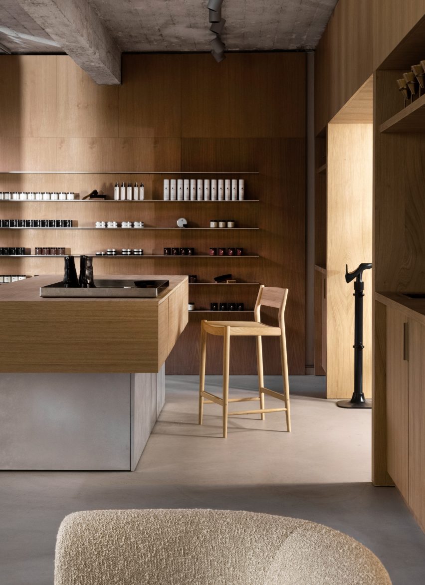 Interior minimalis toko sepatu Notabene di Kopenhagen, oleh Norm Architects