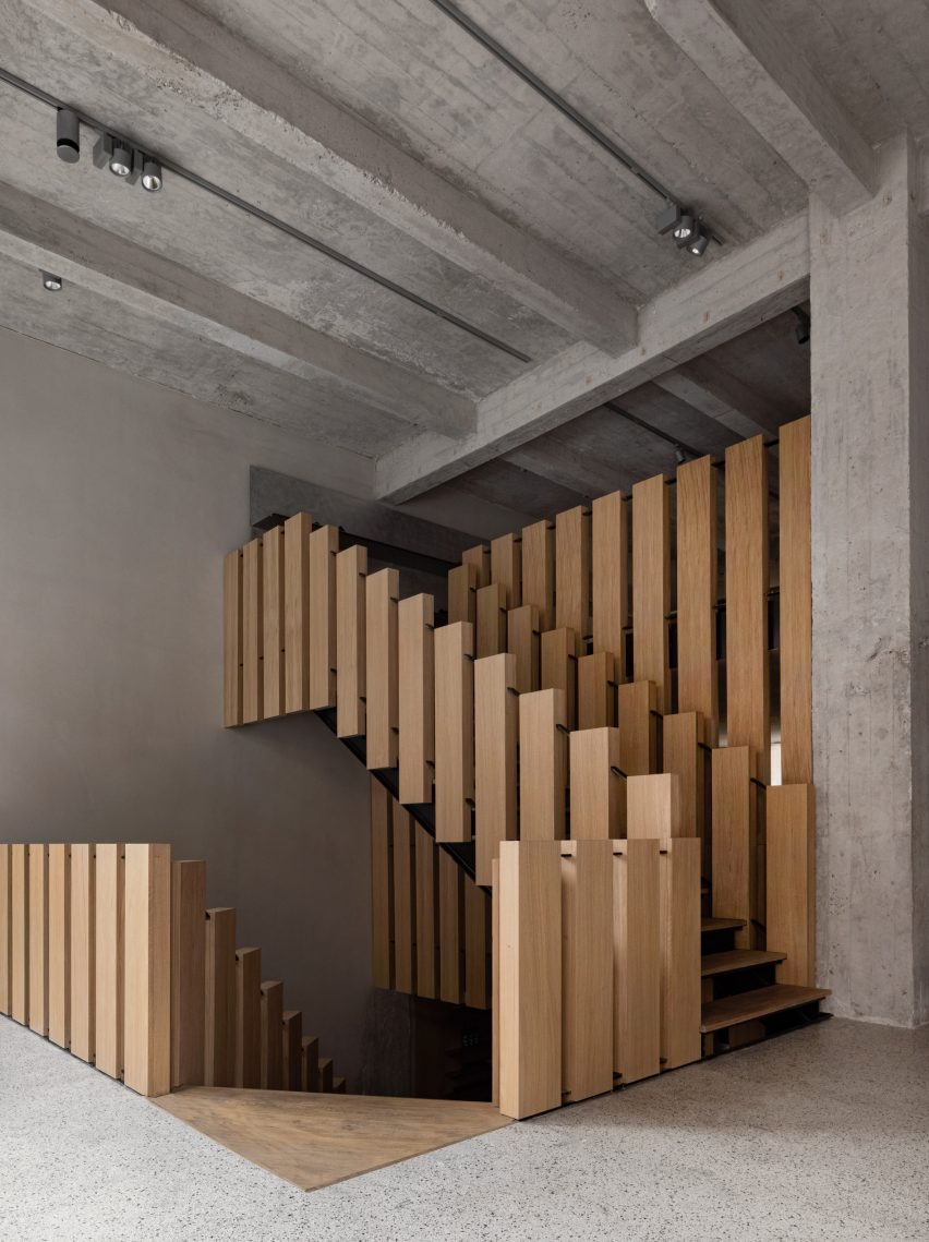 橡木楼梯特征在Nong Architects设计的Notabene Shoe商店