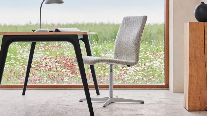 Oxford office chair without arm rests at a desk