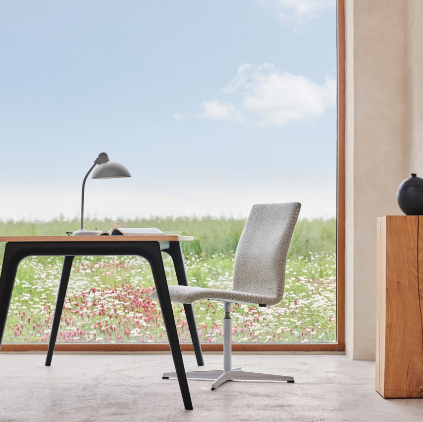 Oxford office chair by Arne Jacobsen for Fritz Hansen pictured by a window