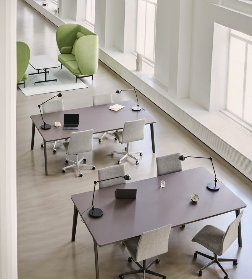 Foto dari atas kantor dengan meja Pluralis persegi panjang menggunakan meja tanya dipasangkan dengan kursi abu-abu muda