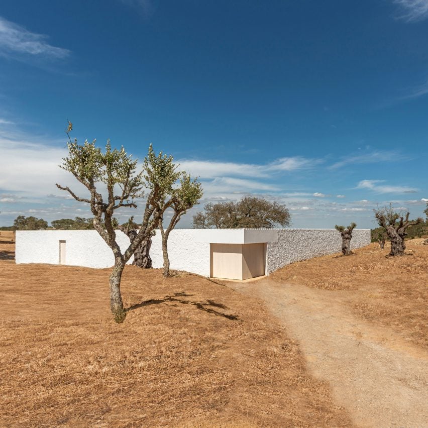 Promontorio references walled fortresses for holiday home in Portugal