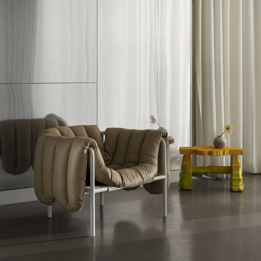 由Faye Toogood为Hem设计的躺椅，白色底座和棕色皮革内饰