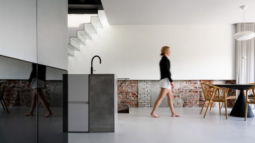 Ruang tamu di dalam Reflection of the Past loft di Amsterdam oleh Firm Architects