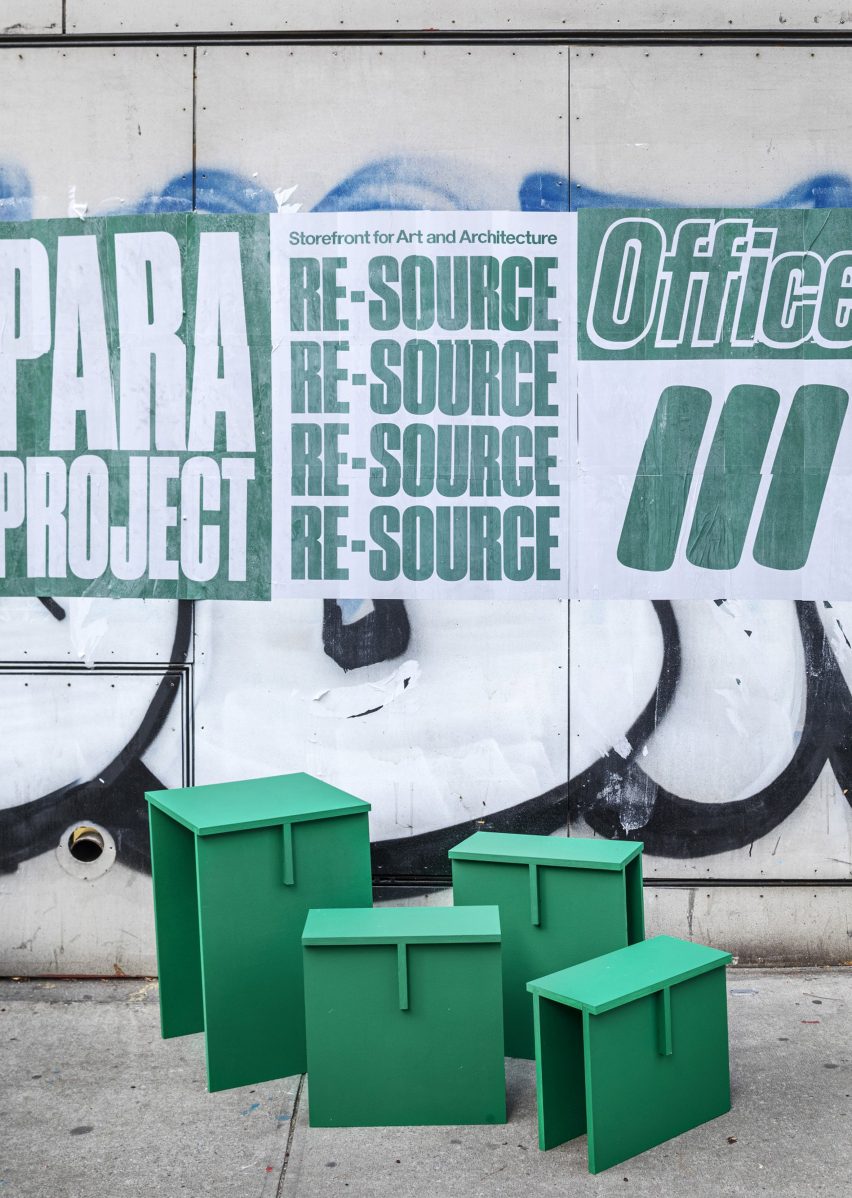 Empat bangku dan meja hijau di luar pameran Re-Source