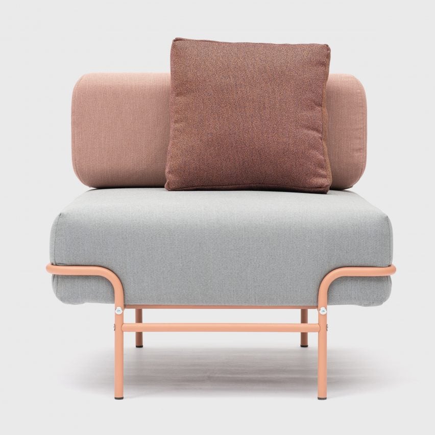 Foto kursi perabot kantor Tangens dengan kaki baja merah muda dan bantal kursi abu-abu dan merah muda