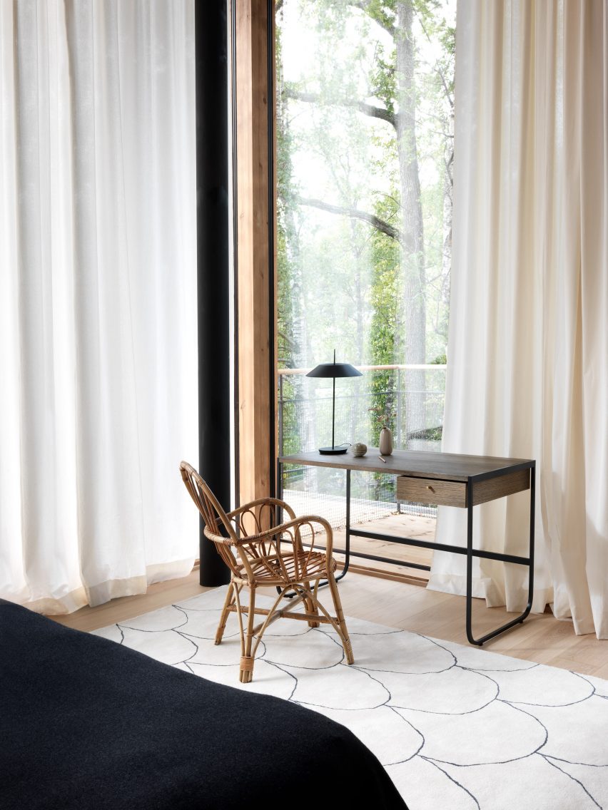 卧室中的木制塔蒂书桌，由Mats Broberg&Johan Ridderstråle为阿斯普朗设计