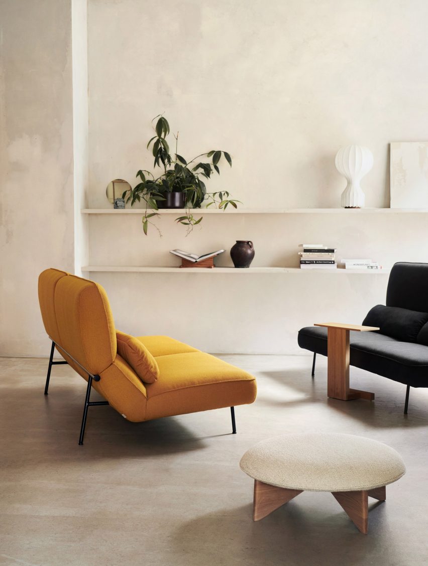 Sofa Andreas Engesvik untuk Fogia dengan warna kuning dan hitam di dalam ruang tamu minimalis 