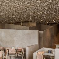 Tłoczony sufit w restauracji Veneno w Guadalajarze