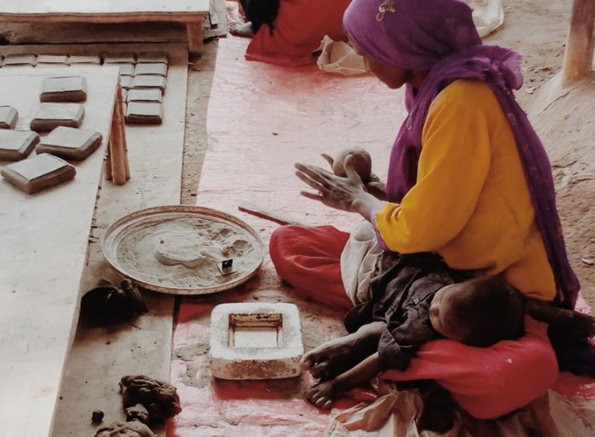 Yasmeen Lari dan Heritage Foundation of Pakistan membuat ubin terakota bersama orang miskin Pakistan