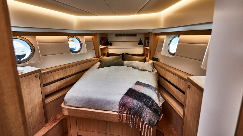 Sebuah foto Bestevaer 53 Motor Yacht dengan interior kayu ek yang disikat
