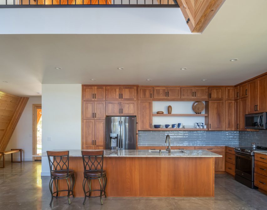 Interior dapur A-Frame oleh Strand Design