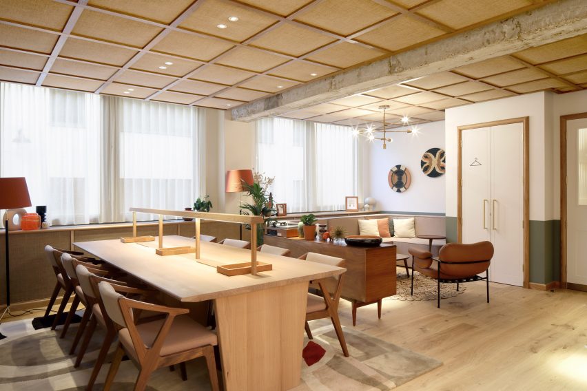 Espaço de trabalho no primeiro andar no escritório em 6 Babmaes Street para The Crown Estate por Fathom Architects