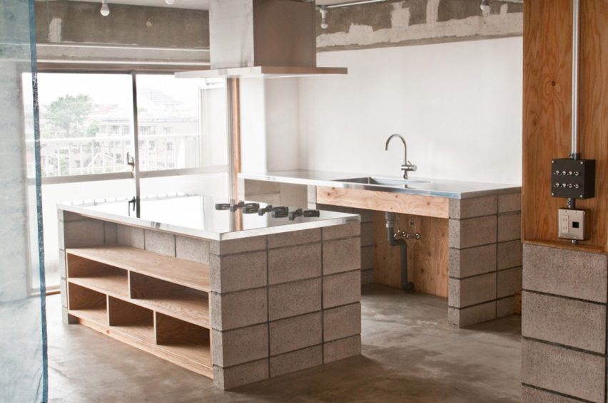 Kitchen with blockwork cabinets