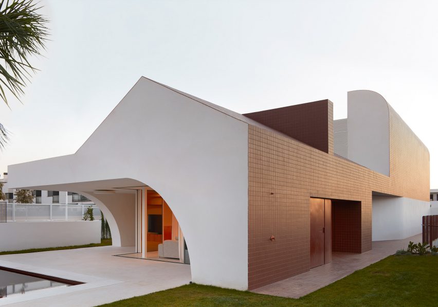 White and terracotta exterior of DM House
