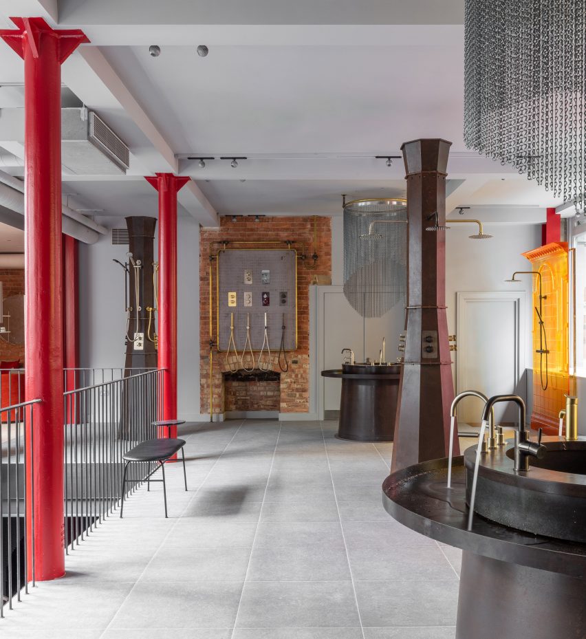 Выставочный зал Coalbrook с красными колоннами, открытой кирпичной стеной и кольчужными подвесками