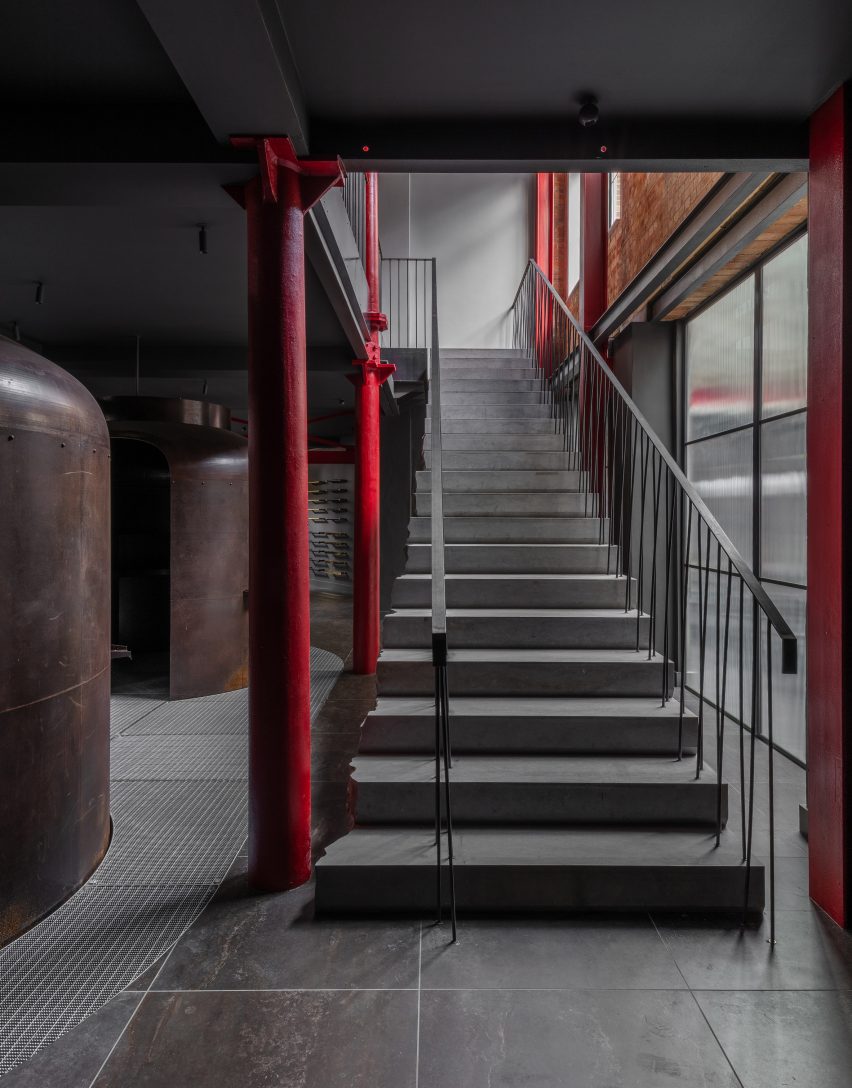 Лестница из известняка в обрамлении красных колонн, ведущая в подвал котельной на первом этаже выставочного зала Coalbrook.