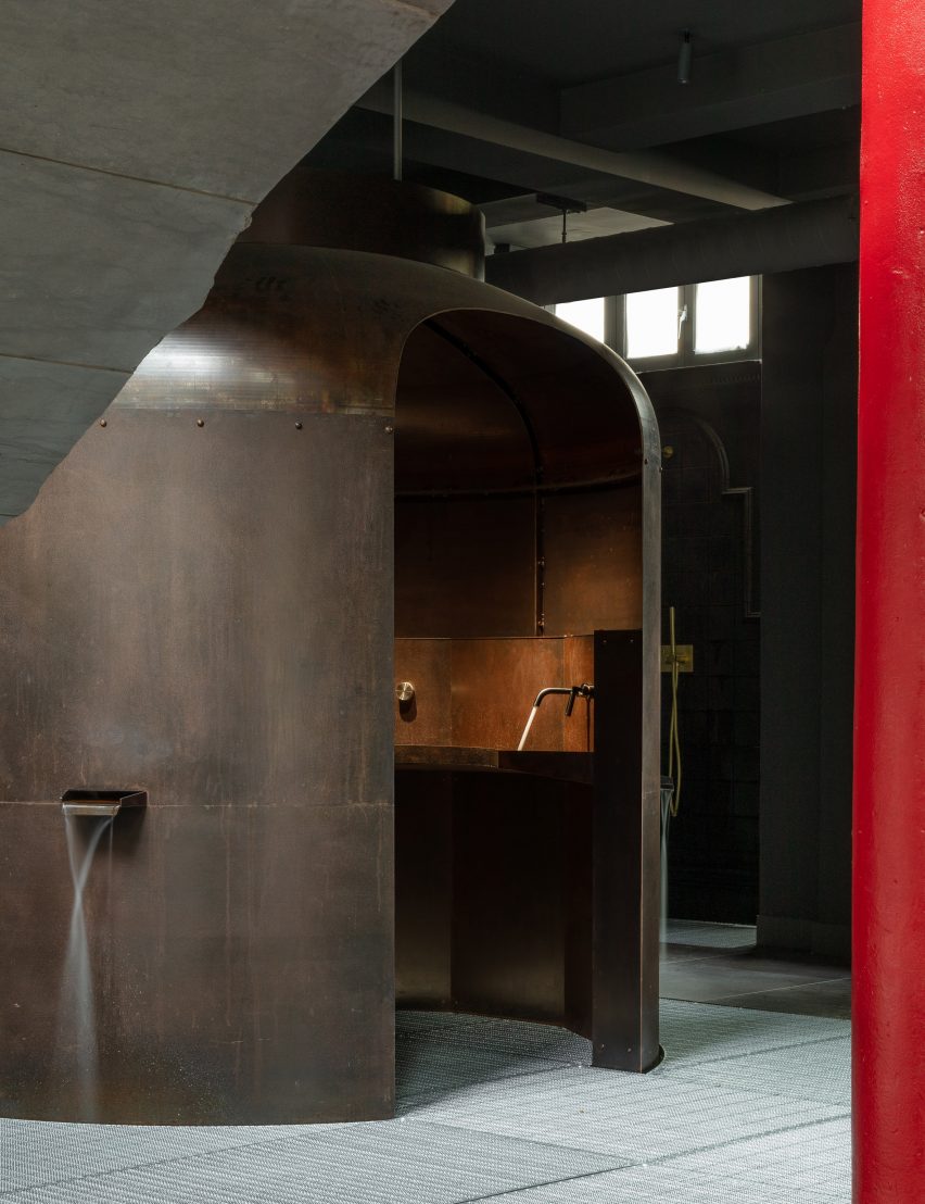 Holle boiler met badkamer installatie in Boiler op begane grond van Coalbrook's showroom