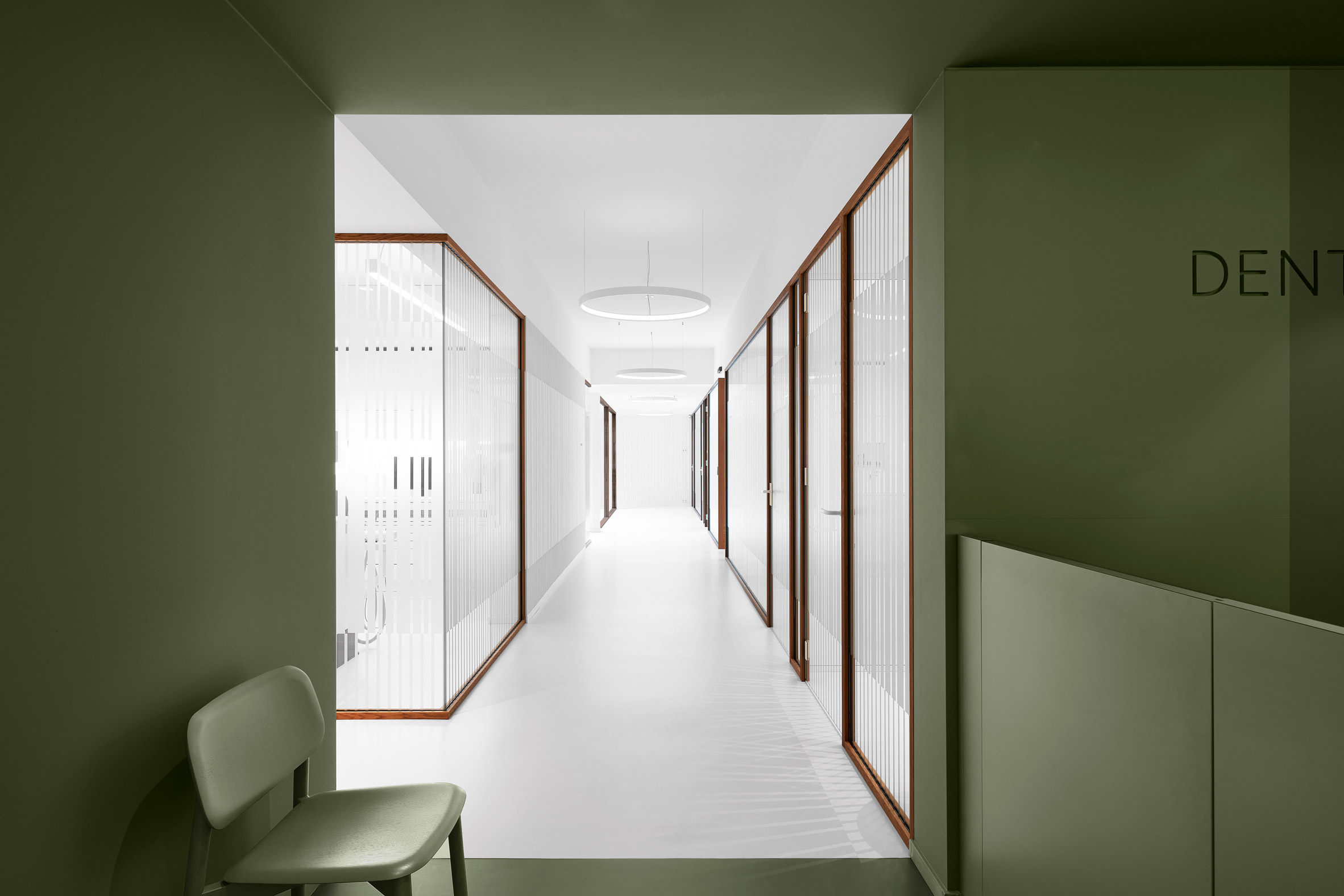 Dentista clinic in Amsterdam with white and khaki-green colour-block interiors