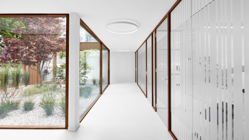 Open-air courtyard surrounded by white hallway in Dentista clinic in Amsterdam