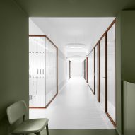 Dentista clinic in Amsterdam with white and khaki-green colour-block interiors