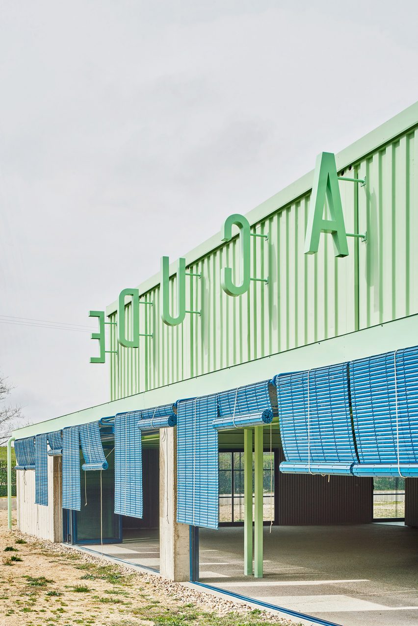 Facade and signage of Educan school for dogs, humans and other species