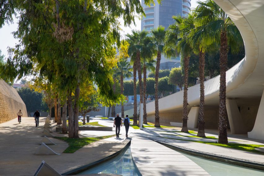 Pohon dan ruang hijau di Eleftheria Square oleh Zaha Hadid Architects