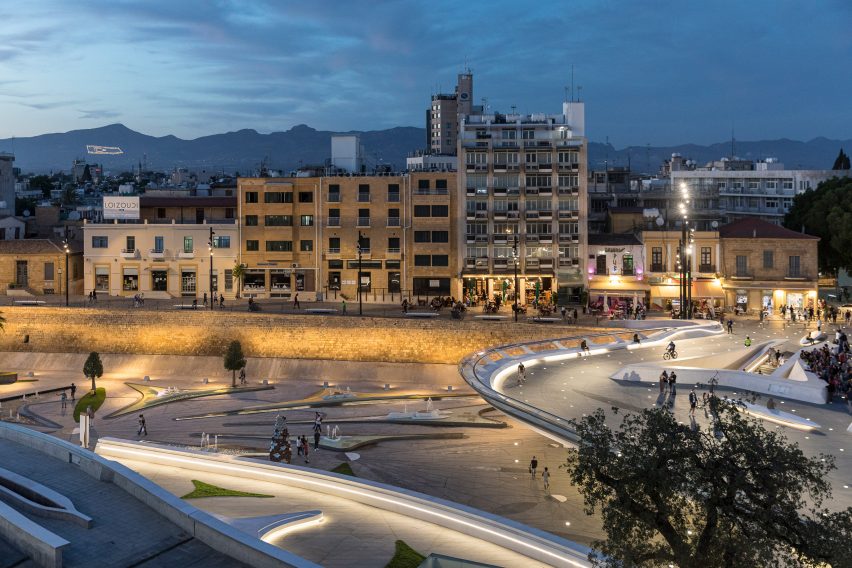 Pemandangan malam Eleftheria Square oleh Zaha Hadid Architects