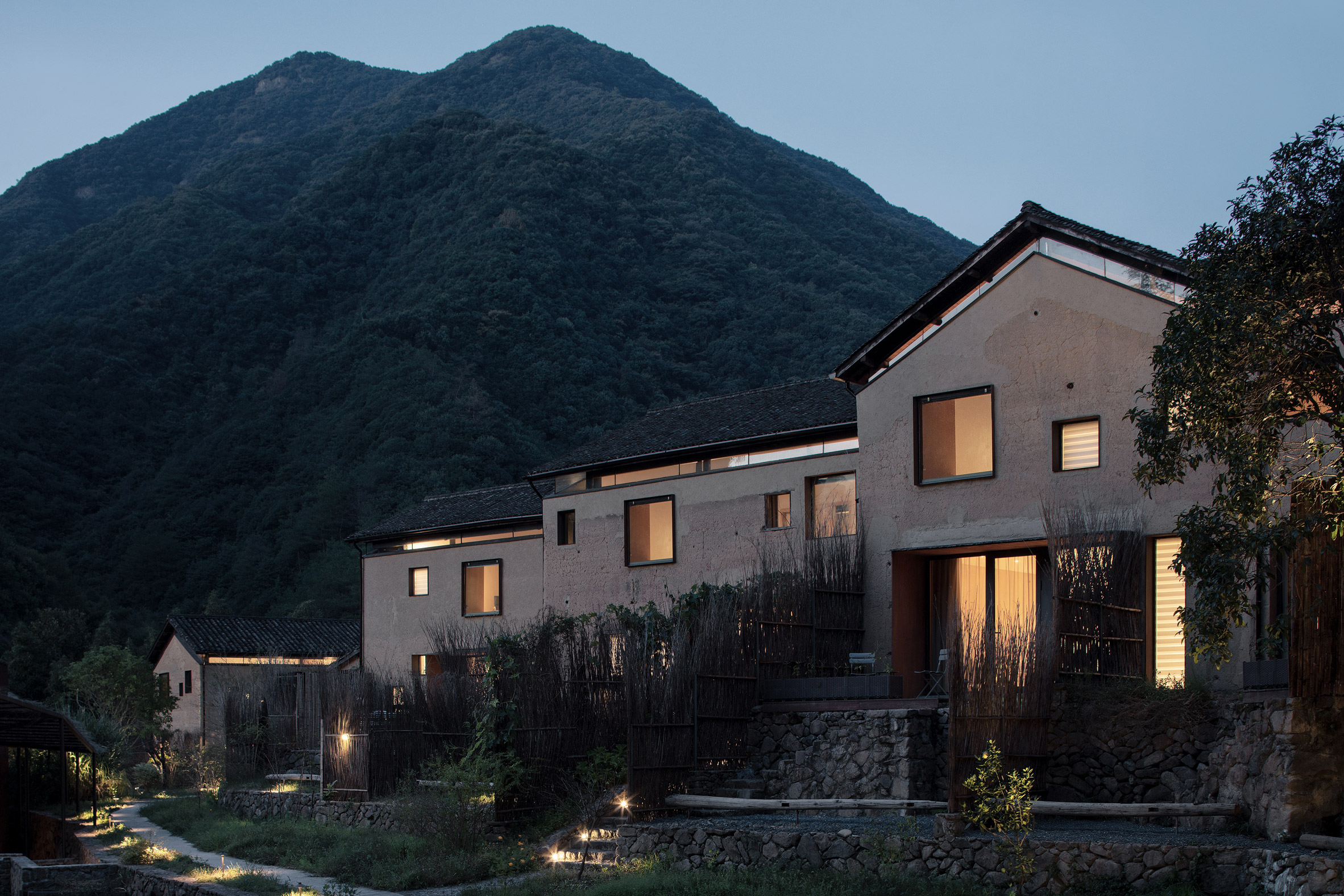 Rammed-earth guesthouses in China
